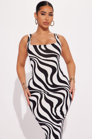 https://cdn.shopify.com/s/files/1/0293/9277/products/02-06-23Studio5_AC_RD_10-28-46_18_KSD1738A_BlackWhite_0697_ES.jpg?v=1676049505