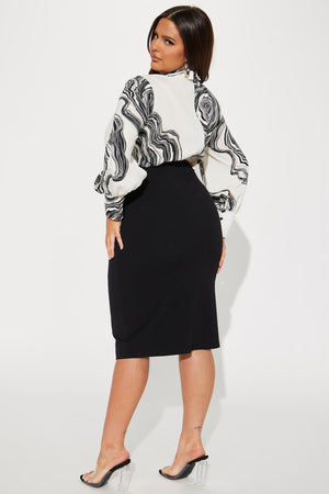 https://cdn.shopify.com/s/files/1/0293/9277/products/02-08-23Studio4_TH_DJ_11-45-16_33_D16539_BlackWhite_11457_PLUS_MP.jpg?v=1676661281