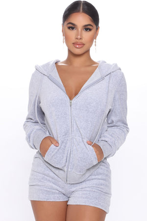 https://cdn.shopify.com/s/files/1/0293/9277/products/04-29-20Studio4_PA_CP_13-22-27_27_7021_HeatherGrey_P_8125_WG.jpg?v=1653522735