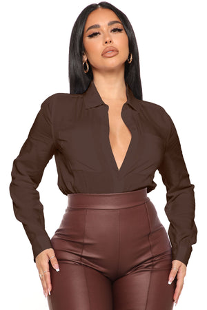 https://cdn.shopify.com/s/files/1/0293/9277/files/05-11-22Studio3_RT_RL_11-01-58_23_TGI5145_White_3788_SG_SL_Chocolate.jpg?v=1735858852
