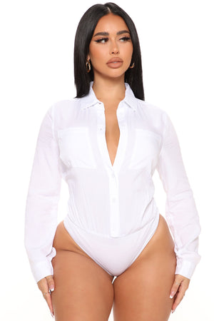 https://cdn.shopify.com/s/files/1/0293/9277/products/05-11-22Studio3_RT_RL_11-04-58_23_TGI5145_White_3803_KS.jpg?v=1652733674
