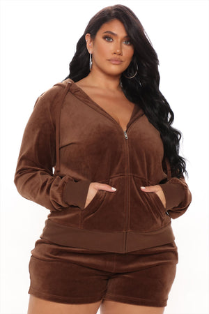 https://cdn.shopify.com/s/files/1/0293/9277/products/06-21-21Studio3_ME_KP_11-11-45_29_7021_Chocolate_P_3726_PLUS_NT.jpg?v=1626904917