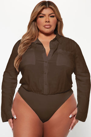 https://cdn.shopify.com/s/files/1/0293/9277/files/08-24-22Studio3_KS_DJ_10-00-25_3_TGI5145_White_2234_PLUS_SG_SL_Chocolate_WG.jpg?v=1735858848