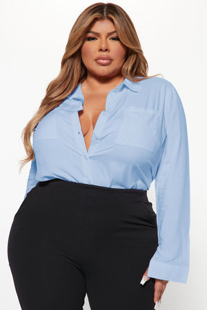 https://cdn.shopify.com/s/files/1/0293/9277/files/08-24-22Studio3_KS_DJ_10-02-05_3_TGI5145_White_2242_PLUS_SG_SL_Blue.jpg?v=1735858696