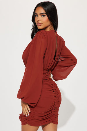 https://cdn.shopify.com/s/files/1/0293/9277/files/08-24-23Studio3_KT_IM_11-33-10_17_DM3281_Cognac_17310_JB.jpg?v=1693436698