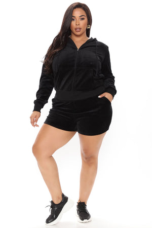https://cdn.shopify.com/s/files/1/0293/9277/products/11-16-20Studio3_RT_ON_10-53-44_36_7021_Black_0569_PLUS_KL.jpg?v=1605568149