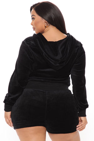 https://cdn.shopify.com/s/files/1/0293/9277/products/11-16-20Studio3_RT_ON_10-54-23_36_7021_Black_0576_PLUS_KL.jpg?v=1605568149