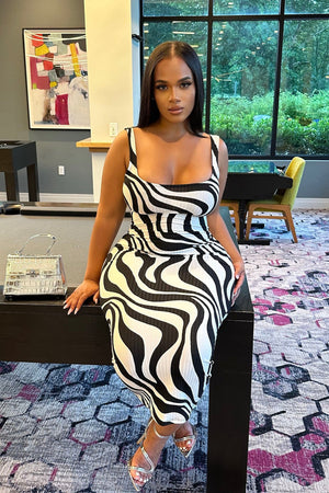 https://cdn.shopify.com/s/files/1/0293/9277/files/6-11-2024__052_Maisie_Maxi_Dress_Black_White_GF.jpg?v=1722443997