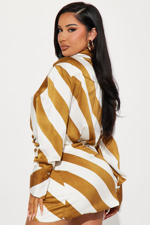 https://cdn.shopify.com/s/files/1/0293/9277/files/03-11-24_S3_5_33258SK_Taupecombo_P_TK_JW_10-16-07_6135_CM_MH.jpg?v=1710960478