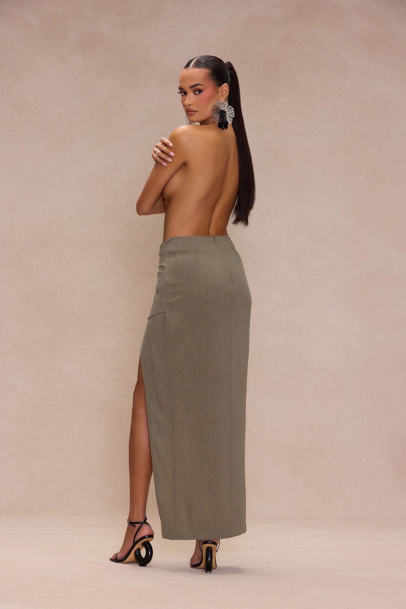 https://cdn.shopify.com/s/files/1/0293/9277/files/04-09-24_Formal-Collection_39_S50034C_Olive_P_KF_MR_14-06-04_1183_ES_ES_MH.jpg?v=1715189475