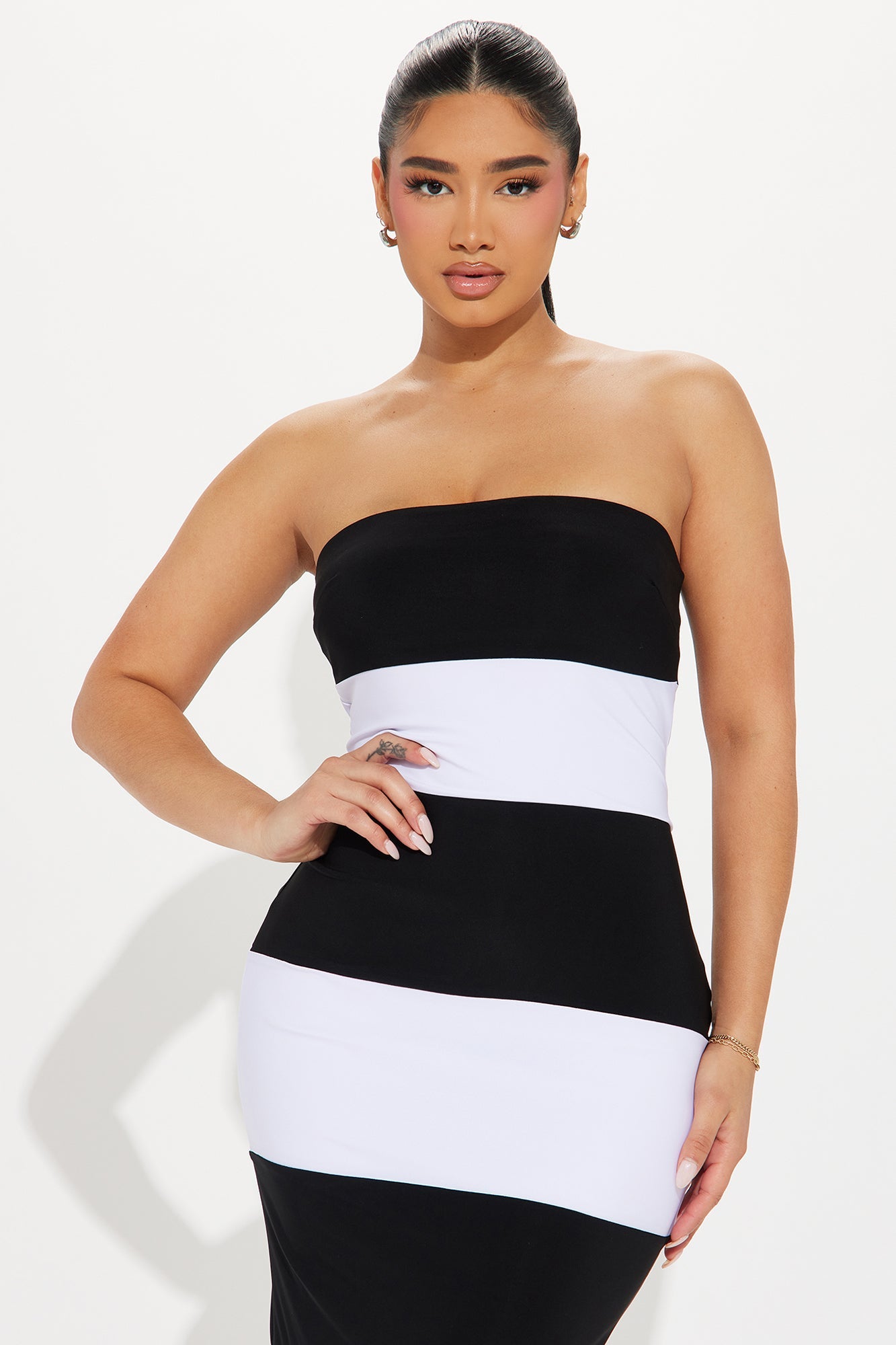 https://cdn.shopify.com/s/files/1/0293/9277/files/04-20-24_S1_22_MM19X011_BlackWhite_DT_IM_11-04-47_56643_PXF.jpg?v=1713826792