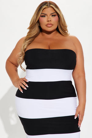 https://cdn.shopify.com/s/files/1/0293/9277/files/04-23-24_S6_27_MM19X011_BlackWhite_P_RD_DO_14-09-55_PLUS_45469_PXF.jpg?v=1714072026