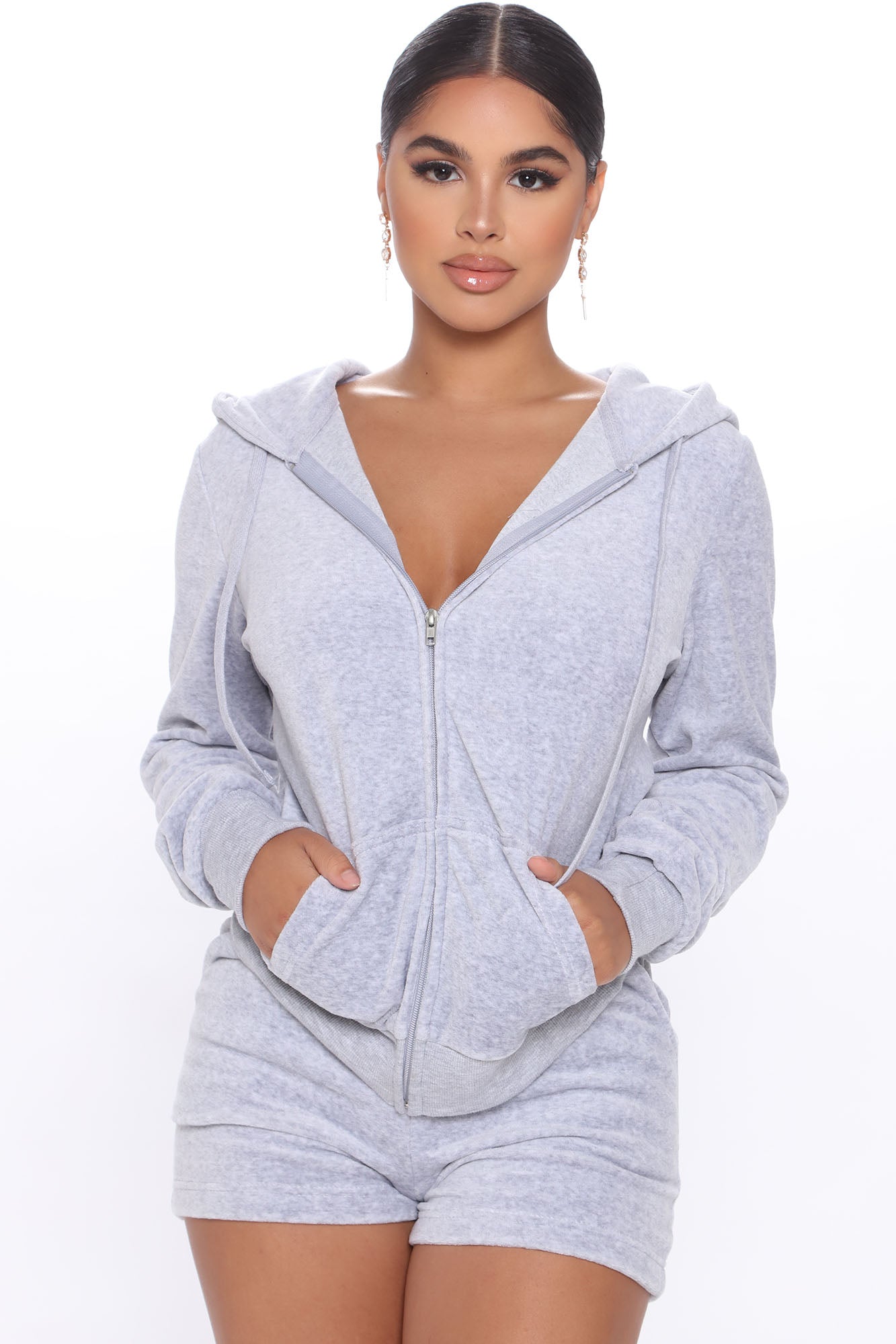 https://cdn.shopify.com/s/files/1/0293/9277/products/04-29-20Studio4_PA_CP_13-22-27_27_7021_HeatherGrey_P_8125_WG.jpg?v=1653522735