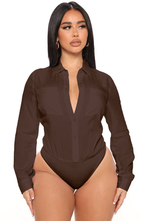 https://cdn.shopify.com/s/files/1/0293/9277/files/05-11-22Studio3_RT_RL_11-04-58_23_TGI5145_White_3803_SG_SL_Chocolate_WG.jpg?v=1735858852
