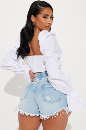 https://cdn.shopify.com/s/files/1/0293/9277/files/05-22-23Studio1_RA_DB_13-40-48_36_IT10917_White_51673_JB.jpg?v=1685053174