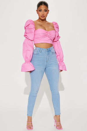 https://cdn.shopify.com/s/files/1/0293/9277/files/05-24-23Studio6_CB_DB_11-28-03_23_IT10917_Pink_9573_PXF.jpg?v=1685572697
