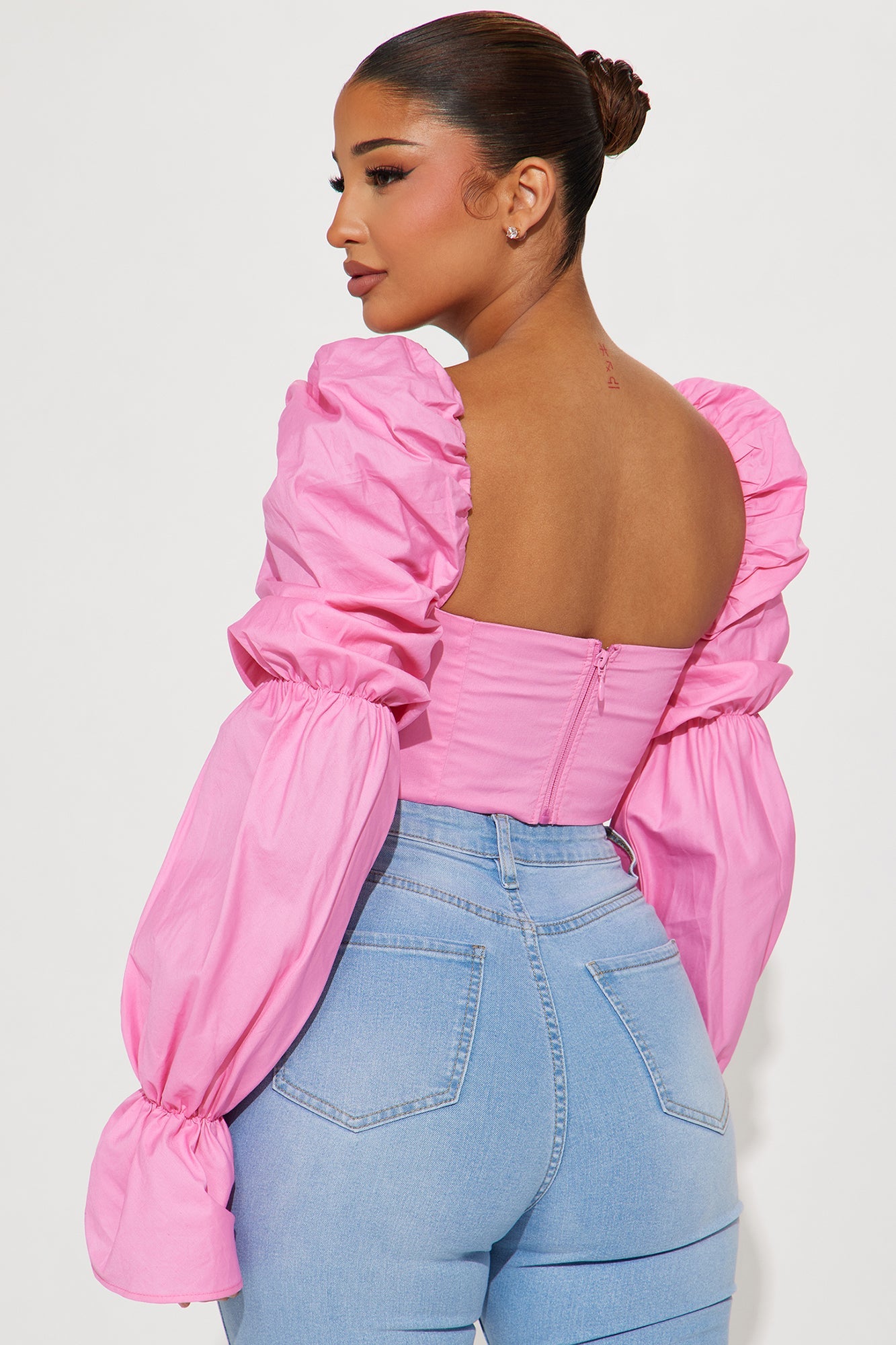 https://cdn.shopify.com/s/files/1/0293/9277/files/05-24-23Studio6_CB_DB_11-28-19_23_IT10917_Pink_9581_PXF.jpg?v=1685572696