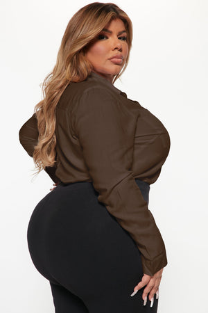 https://cdn.shopify.com/s/files/1/0293/9277/files/08-24-22Studio3_KS_DJ_10-02-46_3_TGI5145_White_2249_PLUS_SG_SL_Chocolate.jpg?v=1735858848