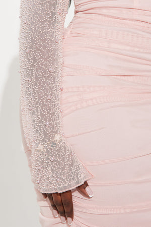 https://cdn.shopify.com/s/files/1/0293/9277/files/09-10-24_S1_64_KSWD4060110_Blush_KJ_SS_14-57-24_PLUS_136969_PXF.jpg?v=1733933204