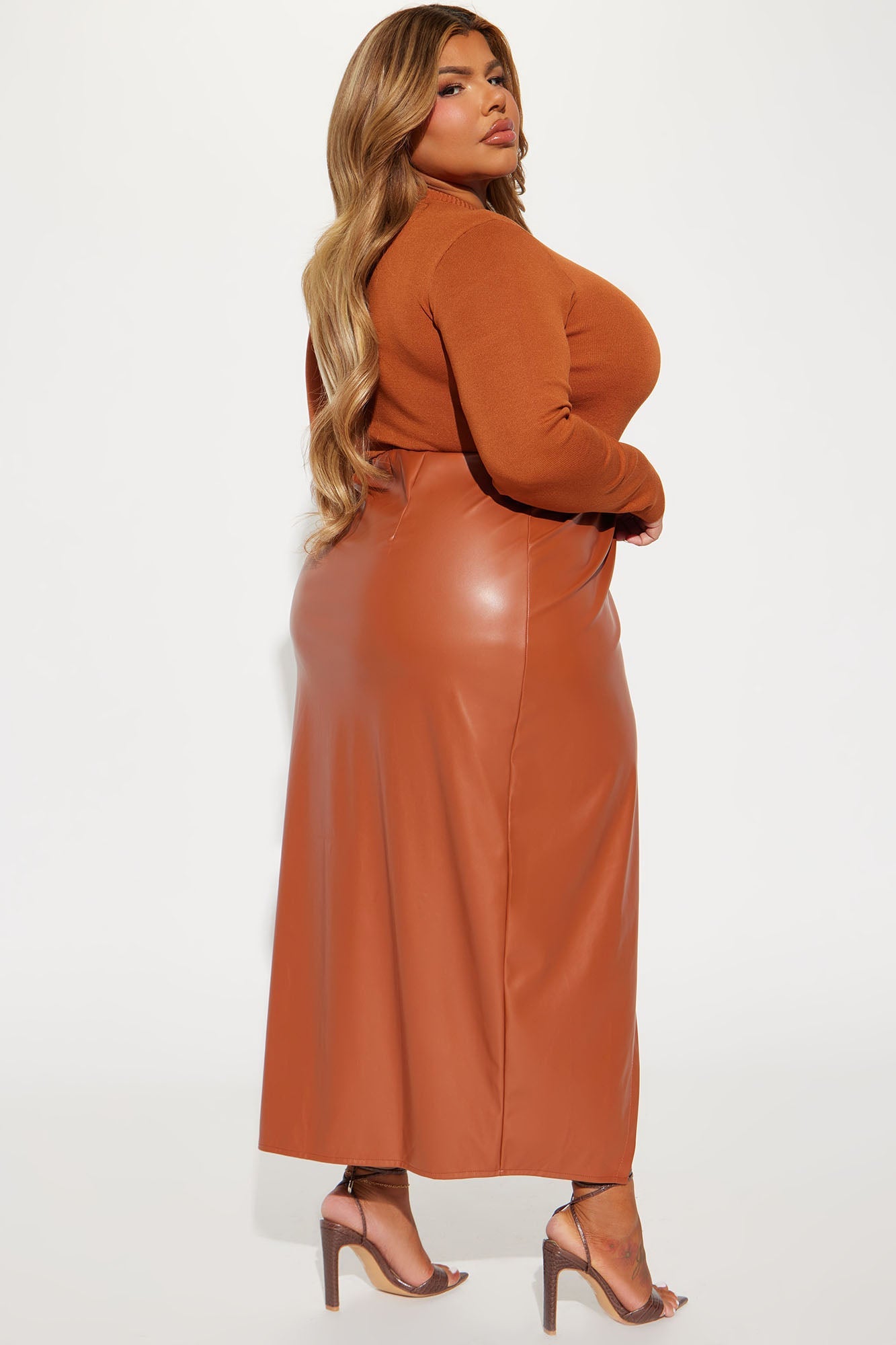 https://cdn.shopify.com/s/files/1/0293/9277/files/10-02-23Studio3_CB_PC_13-44-01_30_D2669_Camel_17156_PLUS_SG.jpg?v=1696530702