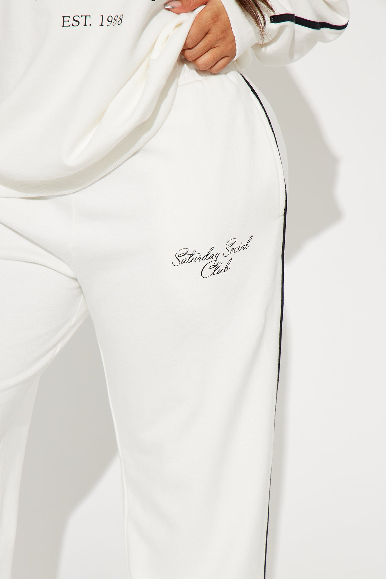https://cdn.shopify.com/s/files/1/0293/9277/files/10-04-24_S4_56_UNWSATURDAYSOCIALSET_OffWhite_TK_SS_14-39-57_PLUS_77238_PXF.jpg?v=1737766001