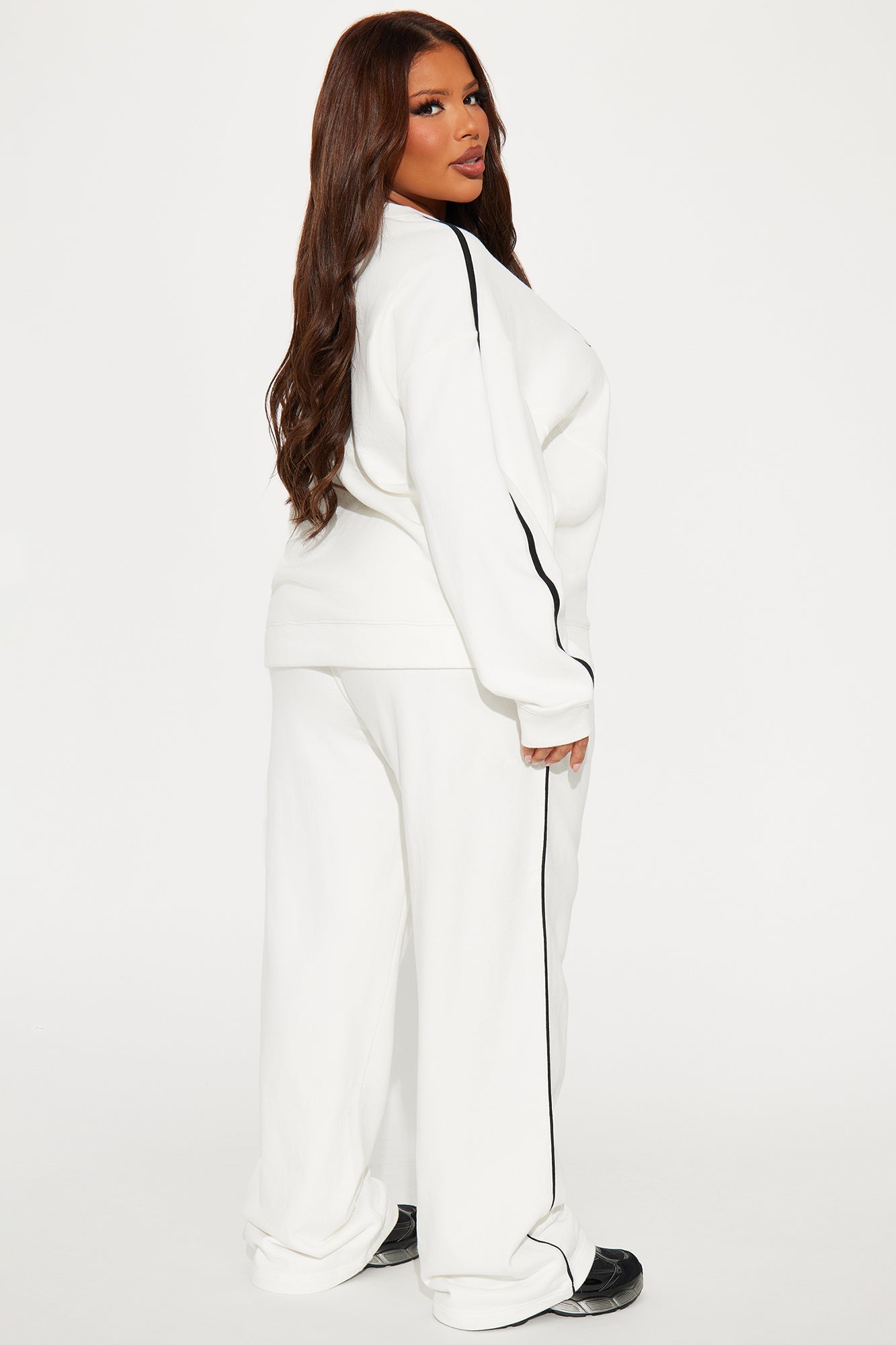 https://cdn.shopify.com/s/files/1/0293/9277/files/10-04-24_S4_56_UNWSATURDAYSOCIALSET_OffWhite_TK_SS_14-40-27_PLUS_77243_PXF.jpg?v=1737766001
