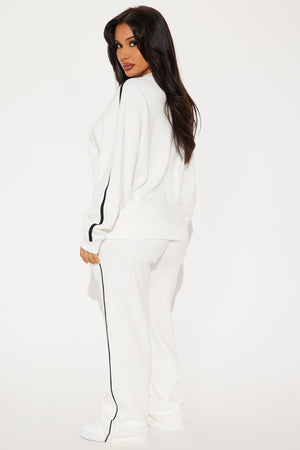 https://cdn.shopify.com/s/files/1/0293/9277/files/10-10-24_S3_46_UNWSATURDAYSOCIALSET_OffWhite_KS_DO_14-57-44_77691_MH_PXF.jpg?v=1728683505