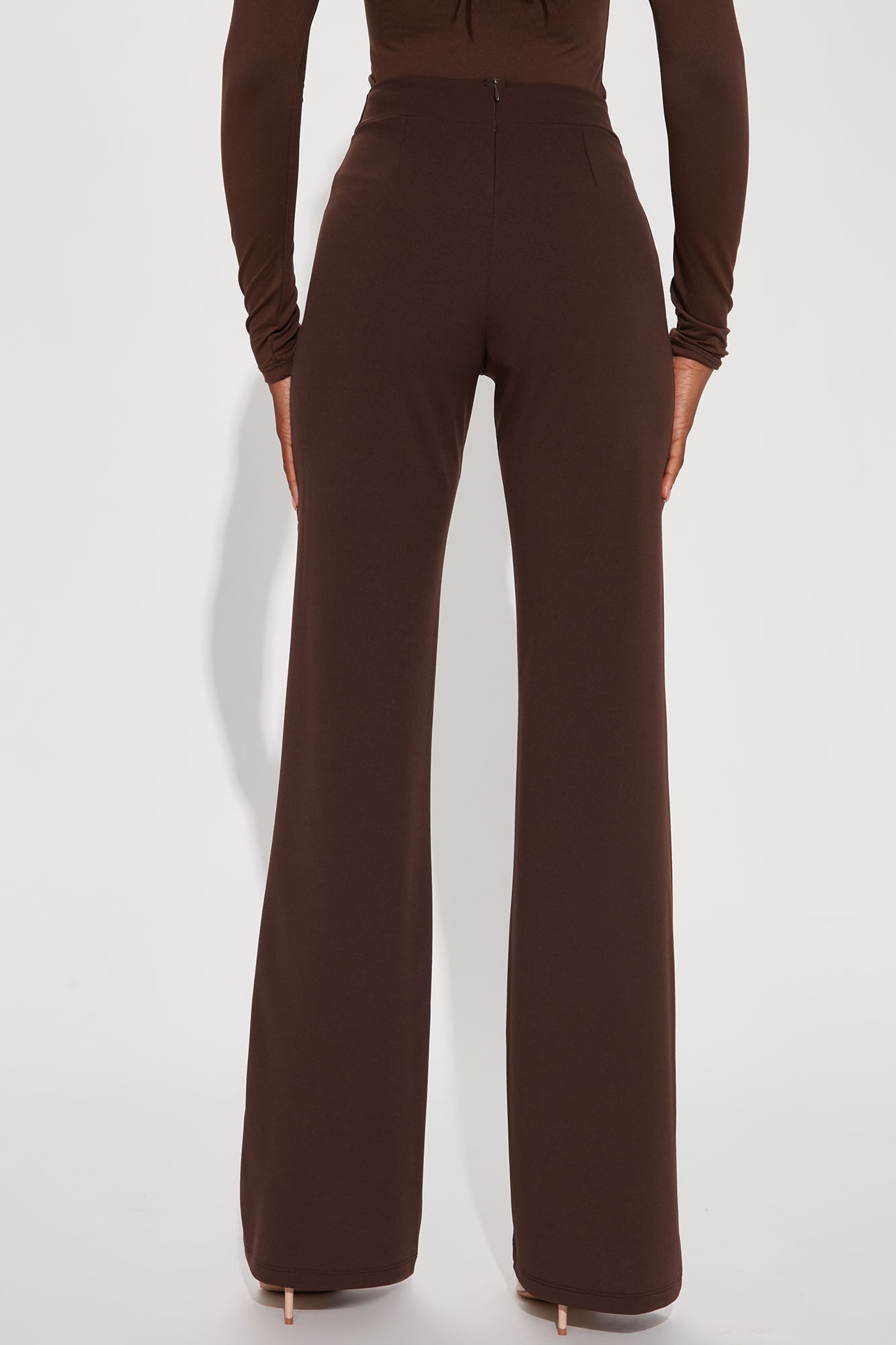 https://cdn.shopify.com/s/files/1/0293/9277/products/10-14-22Studio1_TH_KP_15-20-55_17_P9683TALL_Chocolate7_SG.jpg?v=1740181532