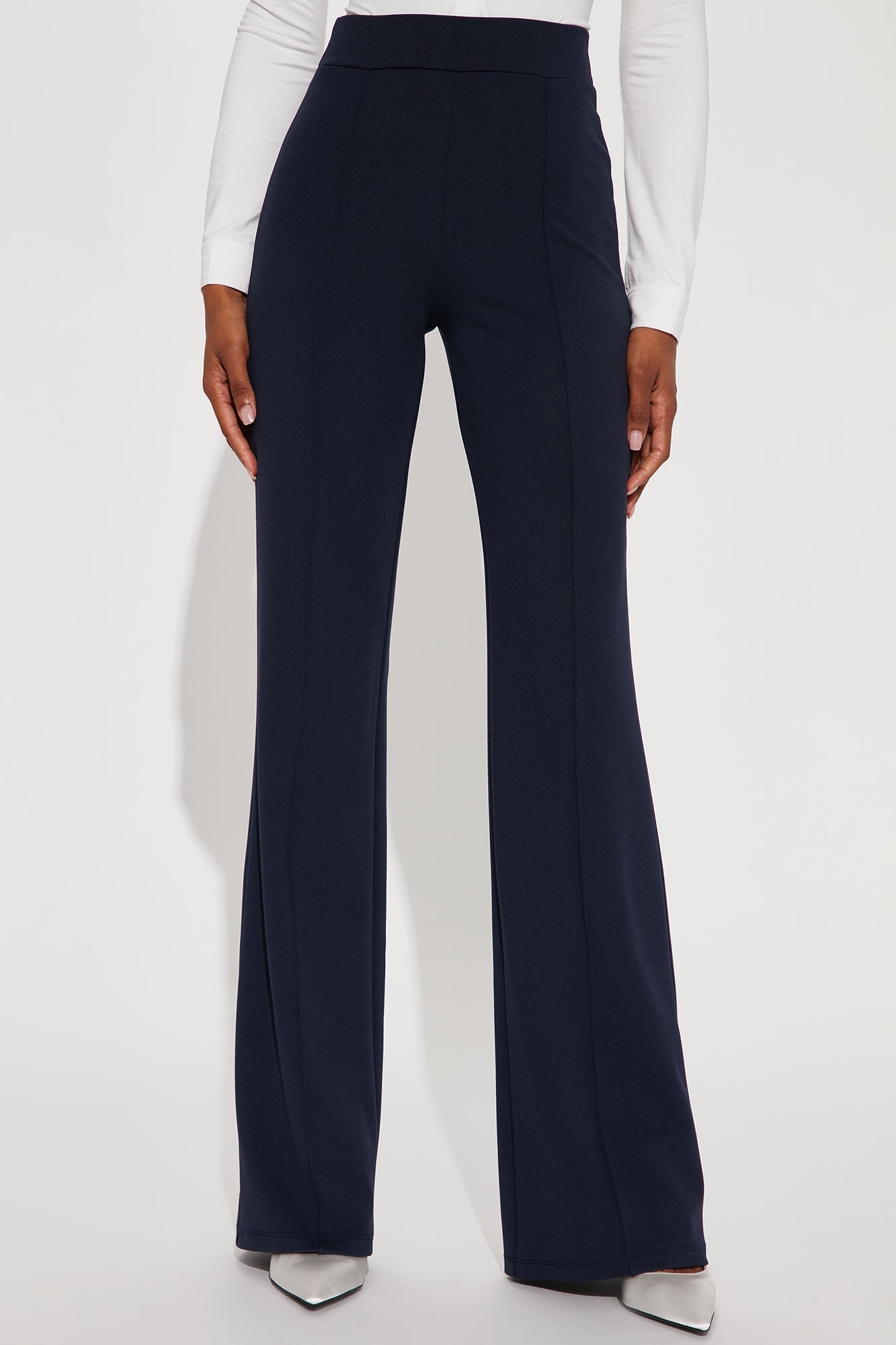 https://cdn.shopify.com/s/files/1/0293/9277/products/10-14-22Studio1_TH_KP_15-21-09_19_P9683TALL_Navy_P5_ES.jpg?v=1665792934