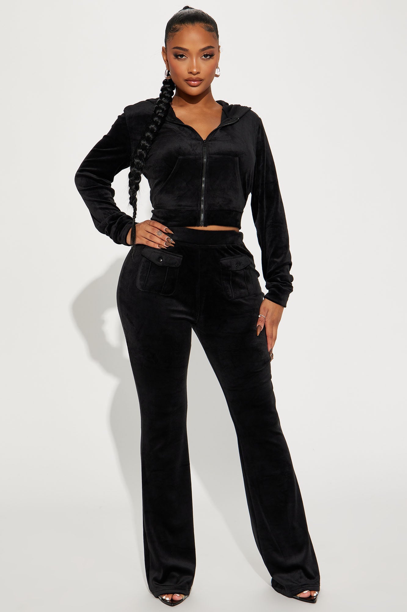 https://cdn.shopify.com/s/files/1/0293/9277/files/10-23-23Studio1_CB_PC_15-25-13_59_202307012SET_Black_2663_MR.jpg?v=1698772322