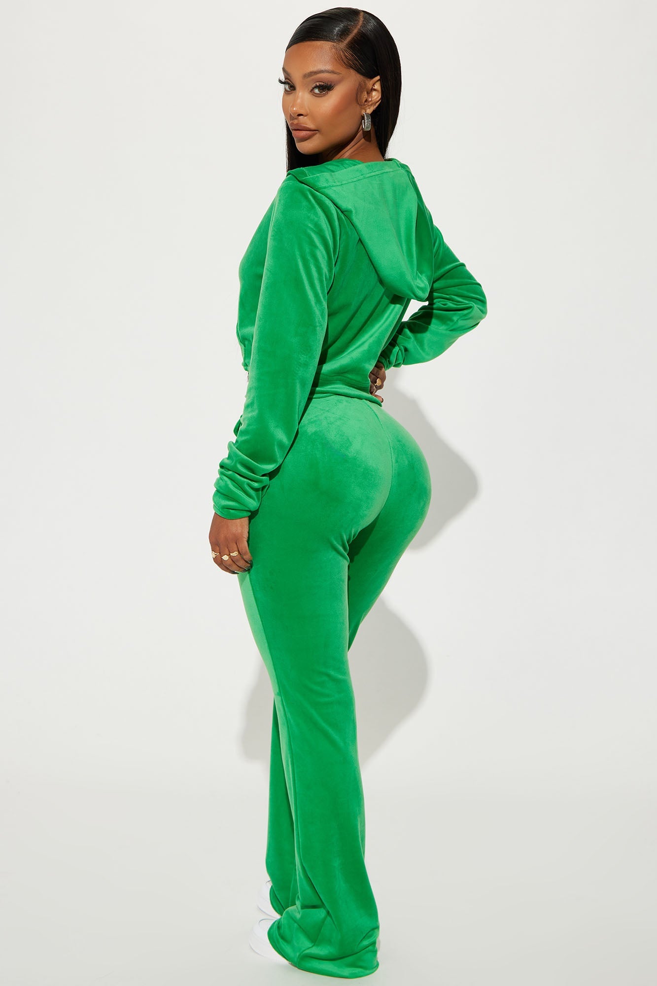 https://cdn.shopify.com/s/files/1/0293/9277/files/10-25-23Studio2_KJ_RL_13-46-10_25_202307012SET_Kellygreen_67952_SG.jpg?v=1698795898