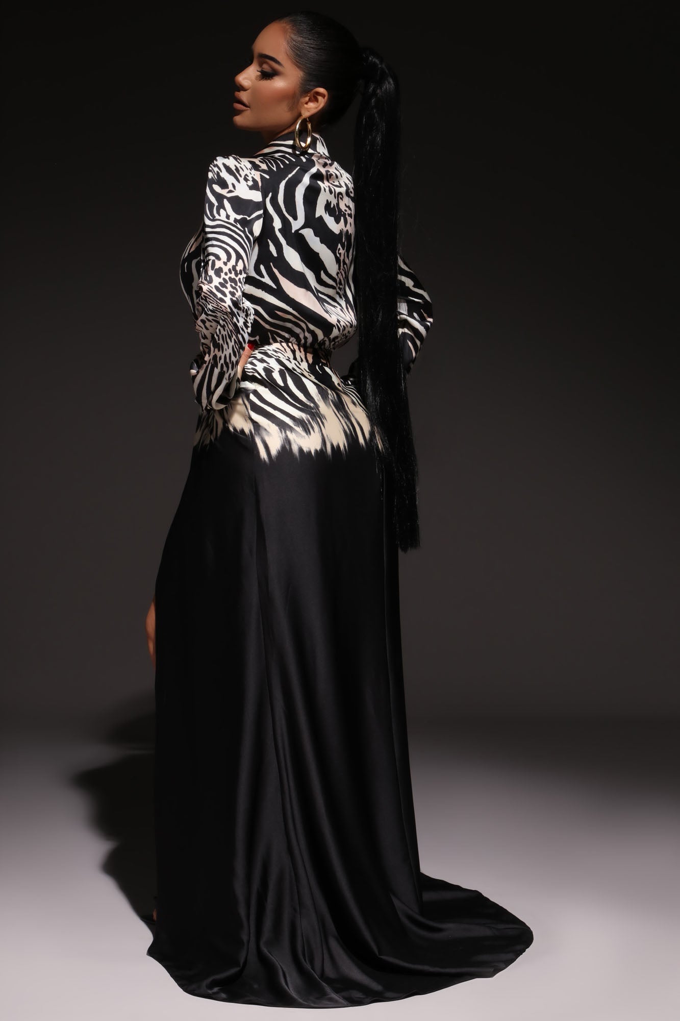https://cdn.shopify.com/s/files/1/0293/9277/products/11-04-21Studio6_SN_RL_14-43-24_23_DR2101_Black_P_4685_WG.jpg?v=1636495981