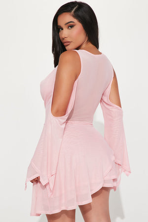 https://cdn.shopify.com/s/files/1/0293/9277/products/11-17-22Studio3_ME_DJ_11-52-39_31_D16597_Pink_10074_JB.jpg?v=1668802930