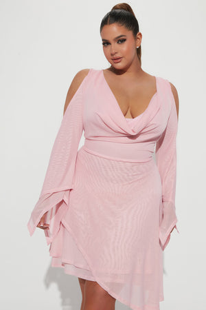 https://cdn.shopify.com/s/files/1/0293/9277/products/11-22-22Studio4_TH_IM_14-32-33_54_D16597_Pink_3962_PLUS_ES.jpg?v=1669241548
