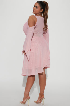 https://cdn.shopify.com/s/files/1/0293/9277/products/11-22-22Studio4_TH_IM_14-32-51_54_D16597_Pink_3968_PLUS_ES.jpg?v=1669241548