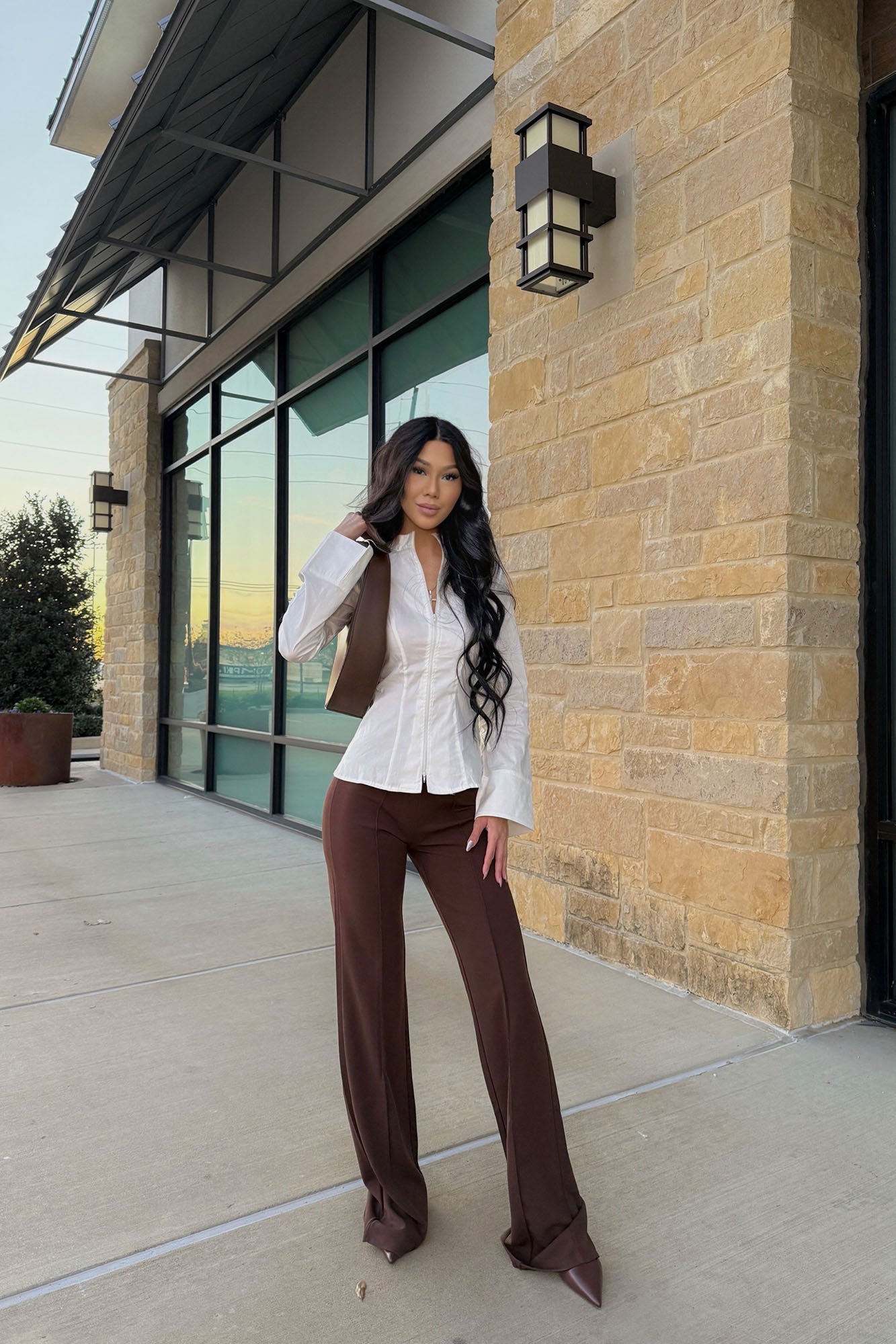 https://cdn.shopify.com/s/files/1/0293/9277/files/12-18-2024__014_Tall_Victoria_High_Waisted_Dress_Pants_Chocolate_JR.jpg?v=1740181532