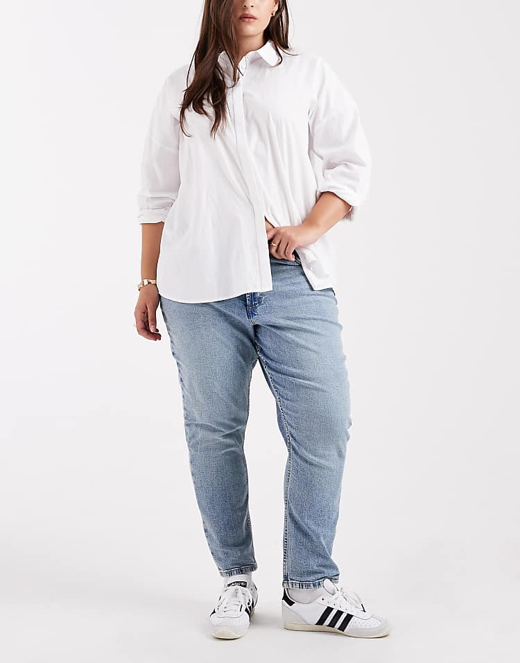 https://images.asos-media.com/products/asos-design-curve-slim-fit-comfort-mom-jeans-in-mid-blue/204934265-1-midblue?$n_750w$&wid=750&fit=constrain