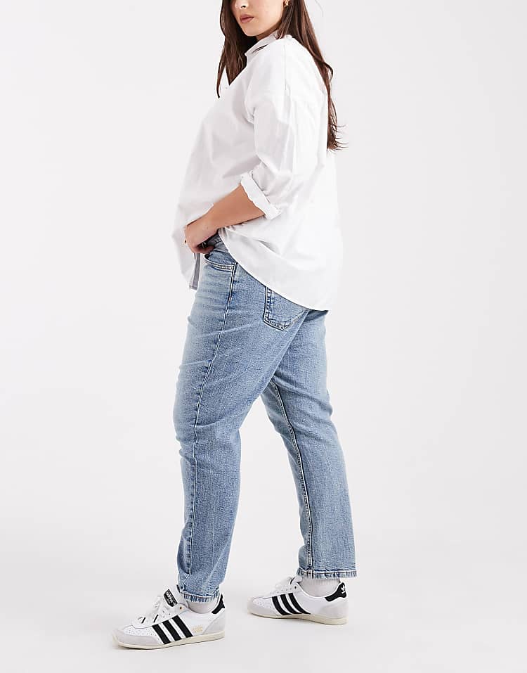 https://images.asos-media.com/products/asos-design-curve-slim-fit-comfort-mom-jeans-in-mid-blue/204934265-3?$n_750w$&wid=750&fit=constrain