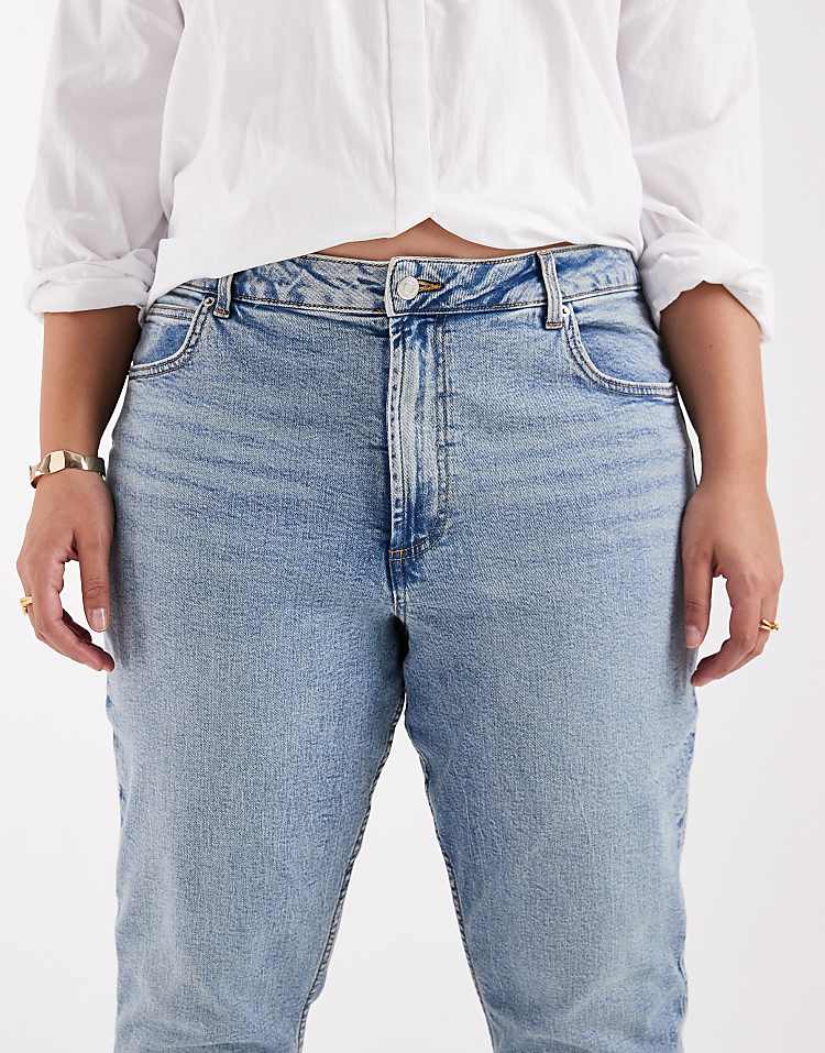https://images.asos-media.com/products/asos-design-curve-slim-fit-comfort-mom-jeans-in-mid-blue/204934265-5?$n_750w$&wid=750&fit=constrain