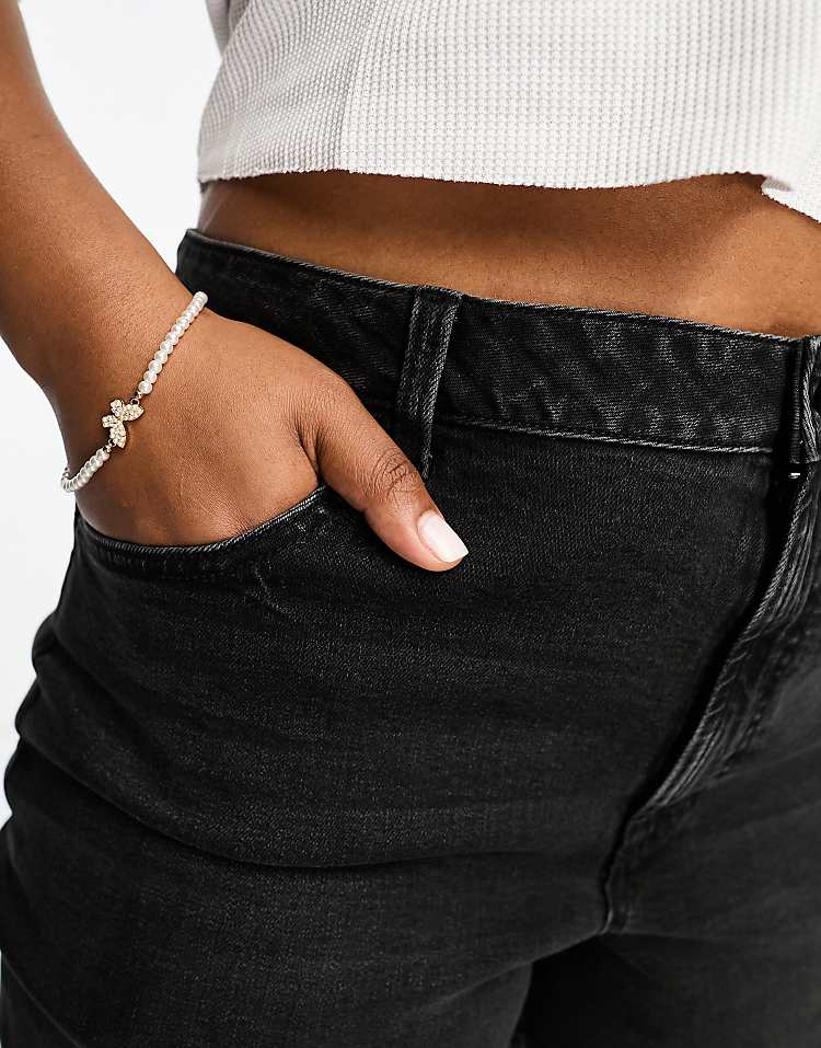 https://images.asos-media.com/products/asos-design-curve-slim-fit-comfort-mom-jeans-in-washed-black/204934325-4?$n_750w$&wid=750&fit=constrain