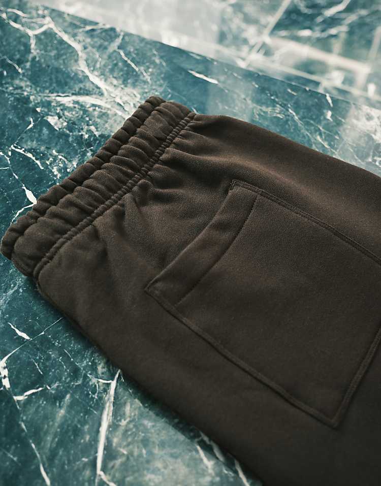 https://images.asos-media.com/products/asos-design-premium-heavyweight-oversized-jogger-in-400gsm-brown/209075023-4?$n_750w$&wid=750&fit=constrain