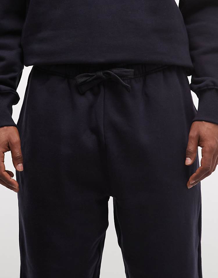 https://images.asos-media.com/products/asos-design-premium-heavyweight-oversized-jogger-in-400-gsm-navy/209283564-4?$n_750w$&wid=750&fit=constrain